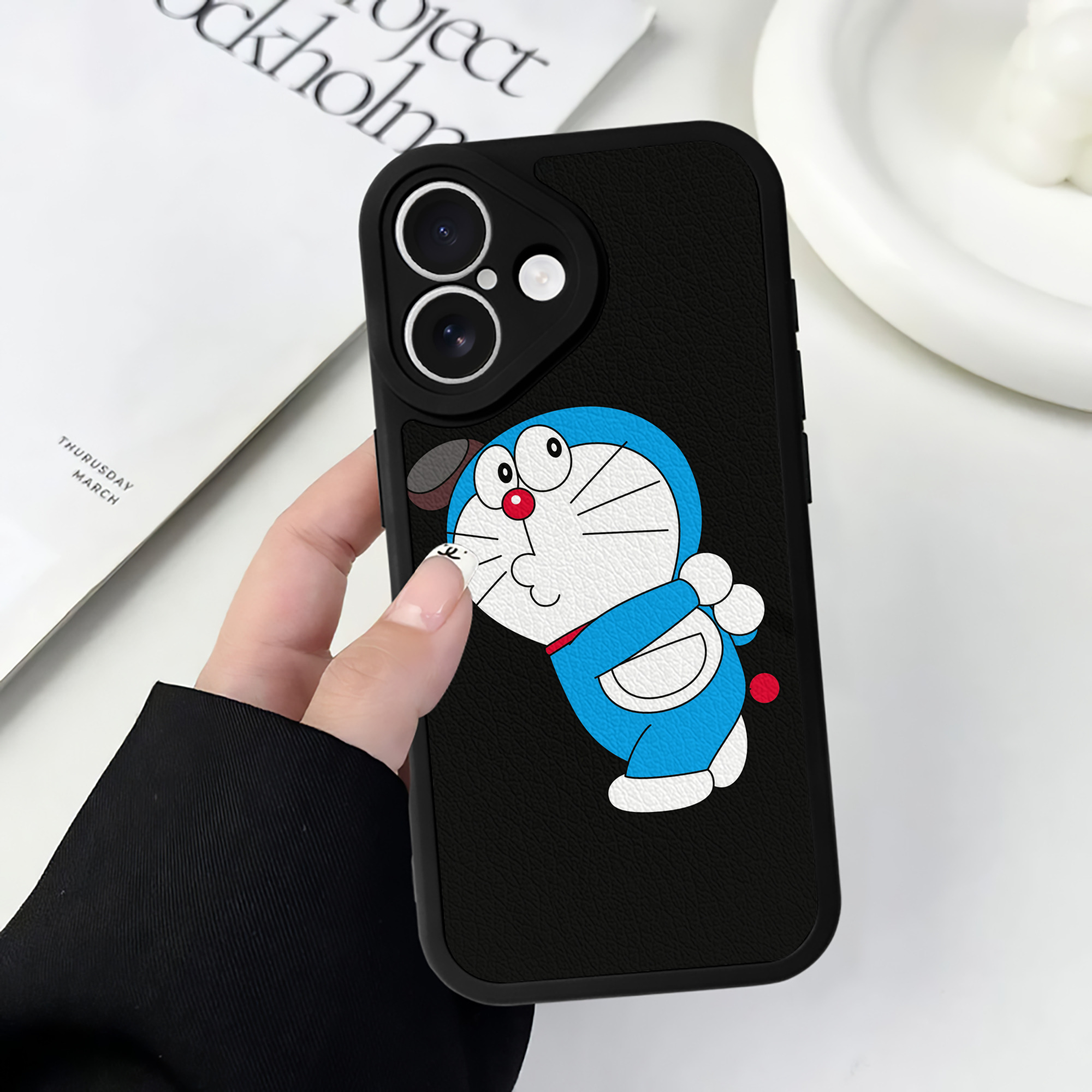 （画像用） ドラえもん Doraemon 【iPhone 16シリーズ対応】シリコンスマホケース（レザー調） 材質：シリコン
